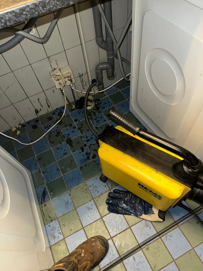 Spoedmonteur van 247Ontstopper met professionele ontstoppingsapparatuur