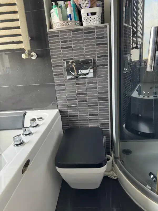 Modern badkamer met toilet en douche