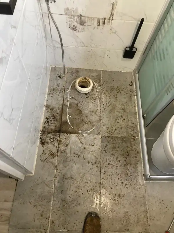 Badkamervloer voor reparatie