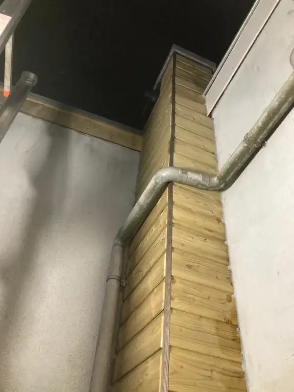 Externe afvoerpijp aan gebouw