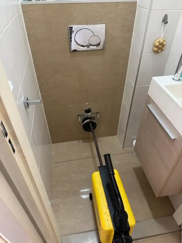 WC reparatie met professionele apparatuur