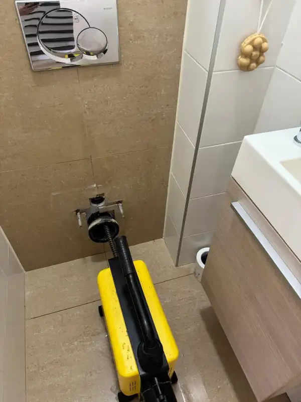 Professionele ontstoppingsmachine in actie