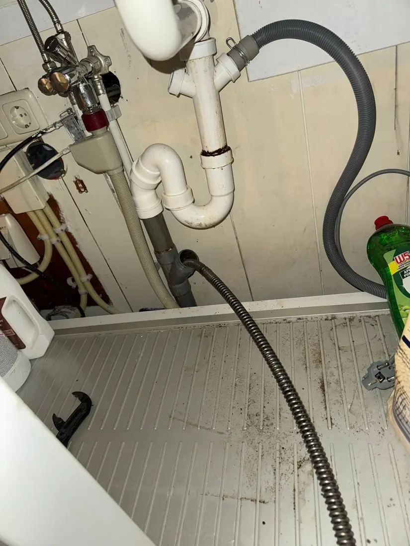 Verstopte afvoer en sifon onder de wastafel ontstopt