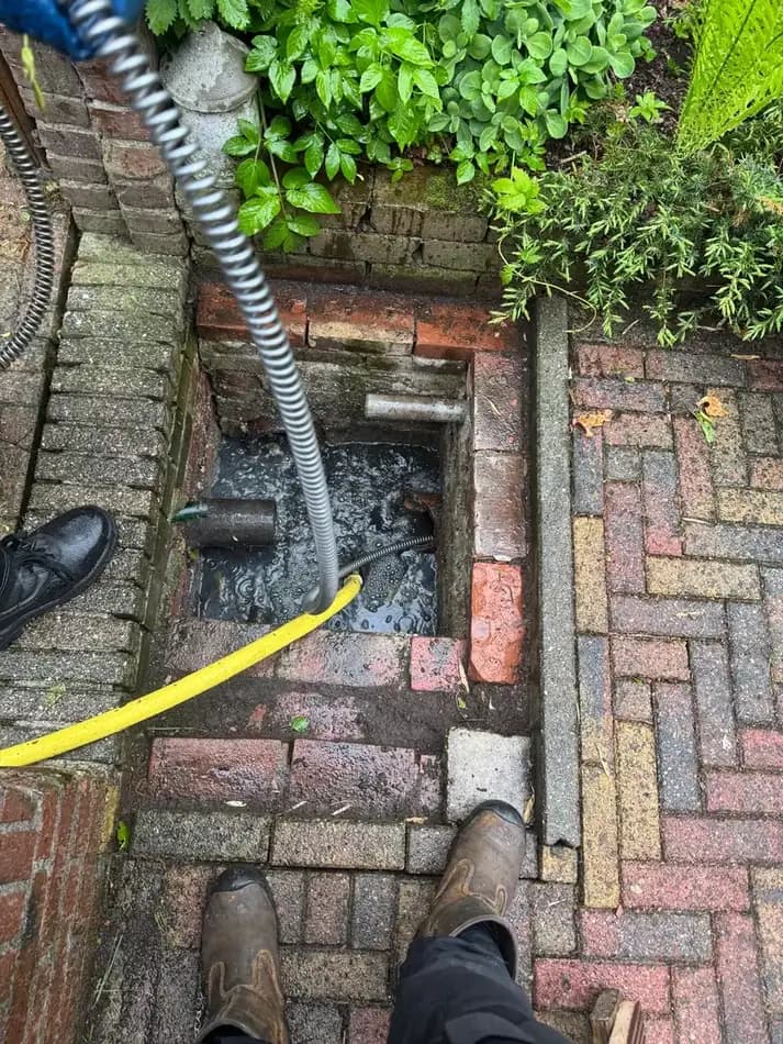Riool doorspuiten bij een hardnekkige verstopping