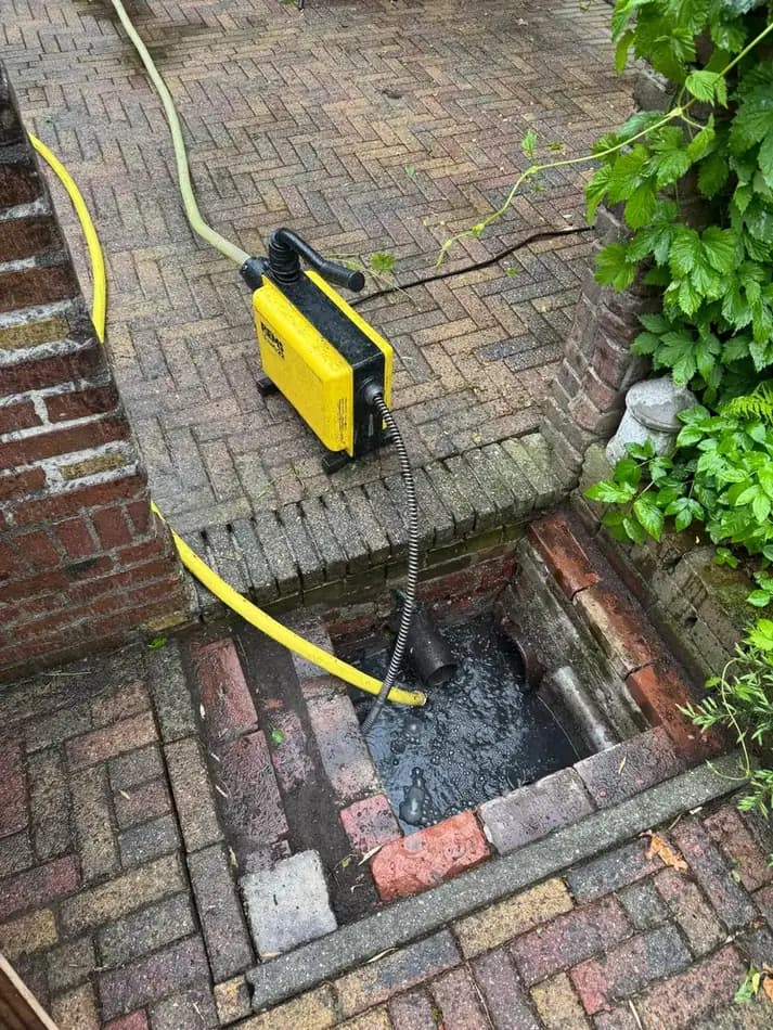 WC ontstoppen met professionele apparatuur