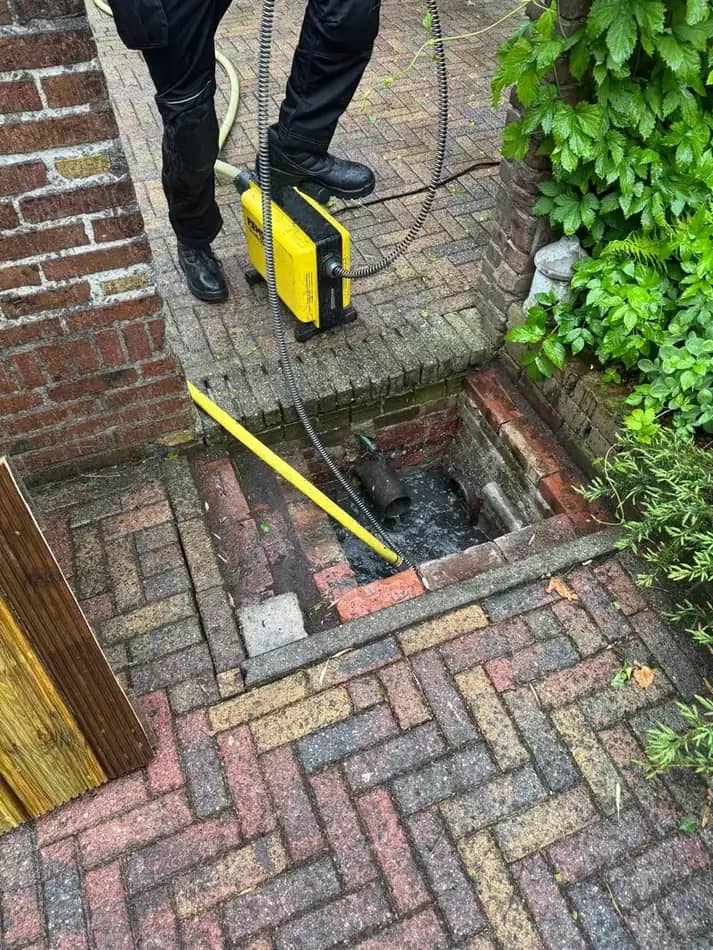 Monteur van 247Ontstopper reinigt een verstopt riool met professionele hogedrukapparatuur