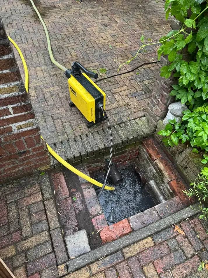247Ontstopper ontstopt een verstopt toilet met professionele apparatuur